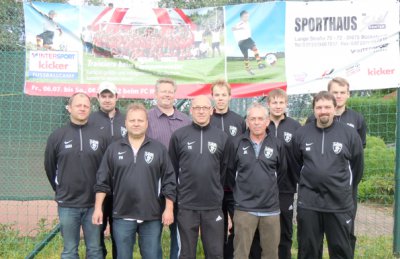 Foto zur Meldung: Neue Trainings-Shirts für die Juniorentrainer u. -Betreuer