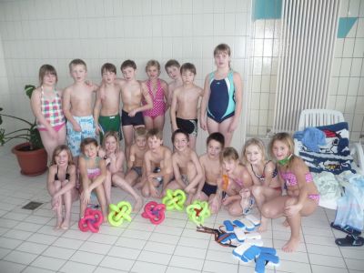 Foto zu Meldung: Hurra, hurra, endlich haben auch unsere Drittkl&auml;ssler schwimmen gelernt!!