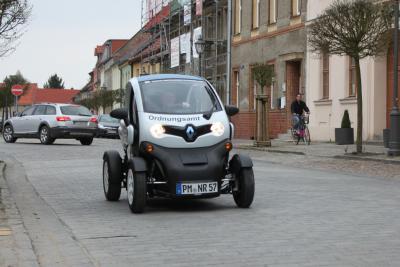 Foto zu Meldung: Elektro-Auto im Einsatz der Stadtverwaltung