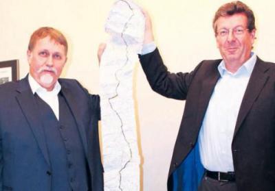 Günter Kerfin und Udo Stange zeigen stolz die Karte, auf der die 500 km Wegstrecke eingezeichnet ist. (Foto: Sandra Bels)
