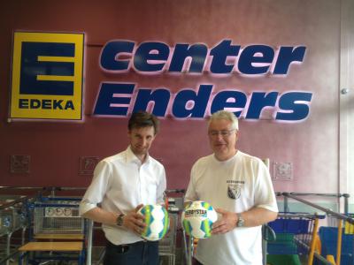 Foto zur Meldung: E-Center Enders in Wunsiedel spendiert Trainingsbälle