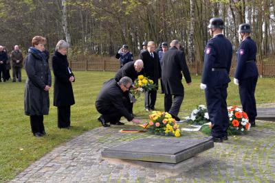 Versöhnung über den Gräbern (Bild vergr&ouml;&szlig;ern)
