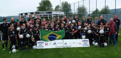 52 Kinder bei der Michael-Rummenigge-Fußballschule in Röslau (Bild vergrößern)