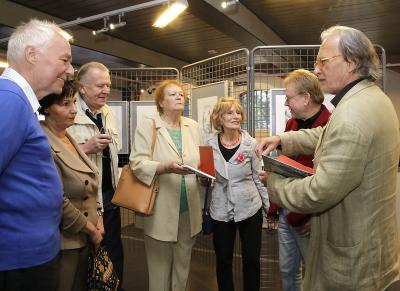 Andrang zur Vernissage von Erich Rauschenbach (1. von rechts) - Foto: Birgit Keilbach Andrang zur Vernissage von Erich Rauschenbach (1. von rechts) - Foto: Birgit Keilbach