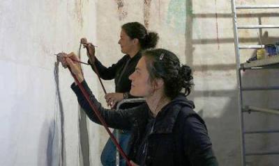Berliner Restauratorinnen arbeiten drei Wochen an den Wandmalereien in der Riedebecker Dorfkirche
