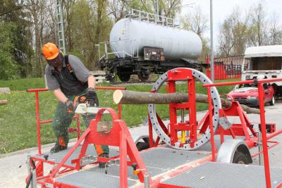 Gegen Unfälle bei Holzarbeiten - Feuerwehr Rosenheim schult Einsatzkräfte am Baumbiegesimulator