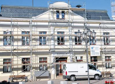 Gut 15 Jahre nach der Rathaussanierung muss jetzt auch an der Fassade mal wieder etwas gemacht werden. Das Geld reicht aber nur für die Vorderseite.   FOTO: TORSTEN BENGELSDORF (Bild vergr&ouml;&szlig;ern)