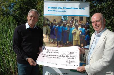 Bild: Carsten Pörksen (r.) will sich bei einer Ruandareise im Herbst, an der auch Karl Heil teilnimmt, persönlich von der Umsetzung des Zisternenbaus an der Primarschule Sanza überzeugen, für den er an seinem 70. Geburtstag Spenden in Höhe von 5155 Euro s