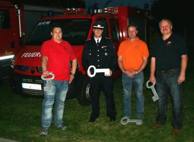Schlüsselübergabe am Amtstag der Freiwilligen Feuerwehr (Bild vergr&ouml;&szlig;ern)