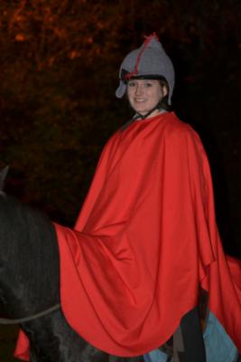 Eine junge Reiterin führte den Laternenumzug als Heiliger Bischof verkleidet hoch zu Pferd an. (Bild vergrößern)