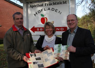Thies (von links) und Ilka Früchtnicht überreichen 450 Euro für eine weitere Hinweistafel an Bürgermeister Claus Hell  (Foto: Meike Kamin)