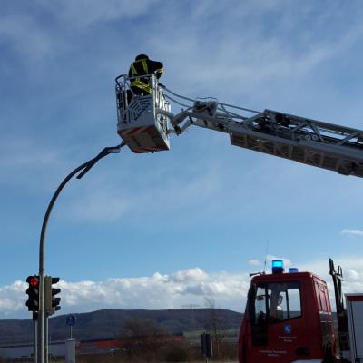 Foto zur Meldung: Technische Hilfeleistung - Ampel droht abzustürzen