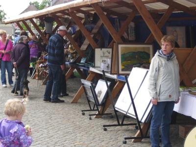 Akkordeon-Musik zu Beginn und zum Ausklang des diesjährigen Kunstmarktes auf dem Marktplatz in Wusterhausen