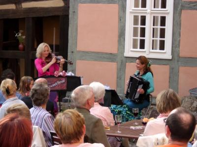 Vorschaubild zur Meldung: Konzert Muzet Royal im Innenhof des Herbst‘ schen Hauses, Am Markt 3 in Wusterhausen