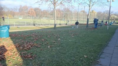 Foto zur Meldung: Herbstputz auf dem Hockeyplatz