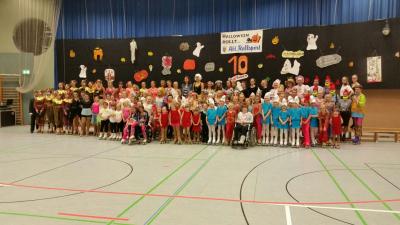 Teilnehmer des Showprogramms "Halloween rollt" in Haldensleben