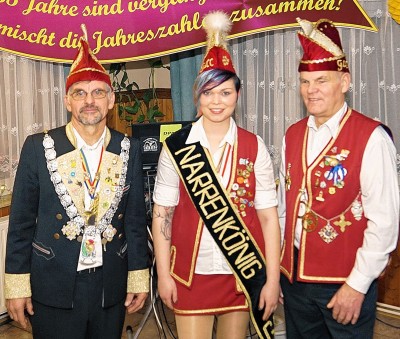 GLCC-Präsident Heino Kühl (l.), die aktuelle Narrenkönigin Celine Stappat und ihr Vorgänger Horst Stelzner Foto: Privat