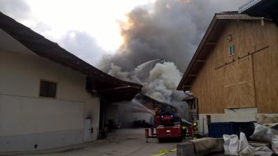 Freiw. Feuerwehr Rosenheim leistet nachbarliche Löschhilfe in Schechen