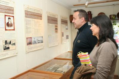 Jens und Annett Jarick aus Werben erfuhren in der Ausstellung viel Wissenswertes über die wendischen Auswanderer. Selbst konnten sie Informationen über ihren Vorfahren Christian Jarick beisteuern. (Foto: K. Möbes) (Bild vergr&ouml;&szlig;ern)