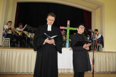 Pfarrer Georg-Martin Hoffmann und Pastorin Christine Voigt im Saal der Jugendherberge