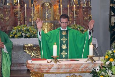 Foto zur Meldung: Die Pfarreiengemeinschaft feierte Nachprimiz mit Pater Felix Biebl