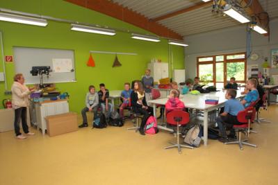 Aufmerksam folgten die Kinder der 6a den Erklärungen von Birgit Westphal-Köbke.  Foto: sd