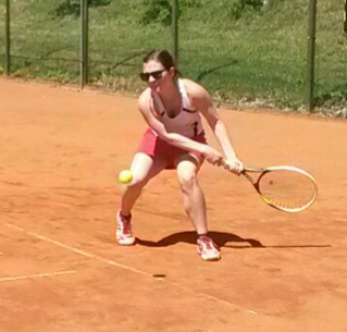 Foto zu Meldung: Tennis (Damen)  -  Sieg bei brütender Hitze