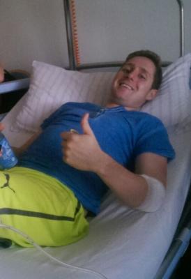 Schon kurz nach der OP voller Zuversicht - Max Wehle im Krankenhaus (Bild vergrößern)