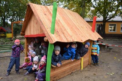 Kinder der Kita „Pusteblume“ erobern Spielhäuschen (Bild vergr&ouml;&szlig;ern)