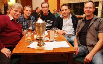 Gerhard Frank (von links), Vereinschef Henning Pape, Mannschaftsführer Peter Rutz, Christopher Brust und Frank Mühlenberg bildeten das Siegerteam, das für den SV Schmalensee das Dorfquiz 2016 gewann.
