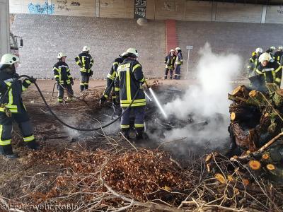 Foto zur Meldung: Brandbekämpfung - Brand von Unrat
