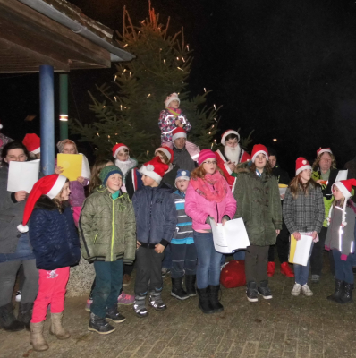 Kinder des Jugendclubs, unter Leitung von Rosi Möller, sangen Weihnachtslieder beim Baumanzünden in Göhlen