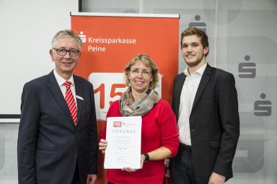 v.l.: KSK-Vorstandsvorsitzender Jürgen Hösel, Kerstin Frühlung und Christoph Meyer nach der Übergabe (Bild vergrößern)