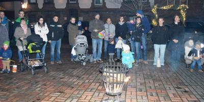 Das Treffen der Kinder mit Familien und dem Team vom Entdeckernest im Hof mit Einstimmung auf das Lichterfest