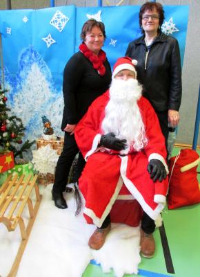 Frau Dallmaier und Frau Lowke mit dem Weihnachtsmann