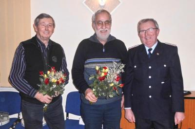 Der stellvertretende Wehrführer Wilhelm Schütt (r.) gratulierte Bernd-Dietrich Siegemund (l.) und Udo Möller für 60 bzw. 50 Jahre Mitgliedschaft in der Freiwilligen Feuerwehr Göhlen.