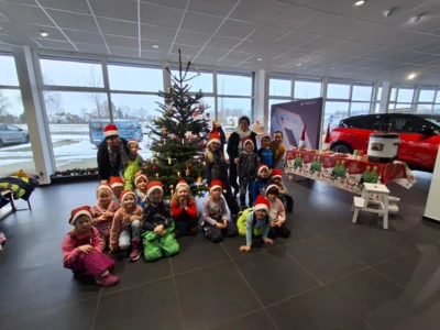 Wir schmücken den Weihnachtsbaum im Autohaus Büchner