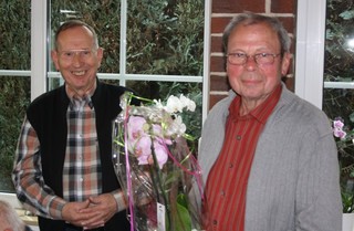 Ullrich Kreitel-Haberhauffe (links) wohnt in Isernhagen bei Hannover - ist trotzdem Vereinsmitglied, er hat in Eggersdorf seinen zweiten Wohnsitz. Blumen gab‘s für Geburtstagskind Ronald Lindemann.