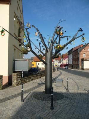 Der Verein für Tourismus – Poppenhausen (Wasserkuppe) hat wieder die Patenschaft für die Dekoration des Lebensthemenbaums zu Ostern übernommen