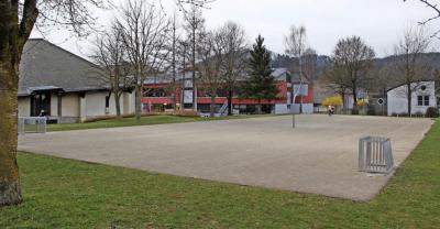 Zwischen Hockeytoren und Basketballfeld werden in Stegen bald auch Skater-Ramps platziert werden. Foto: Erich Krieger/Rita Eggstein