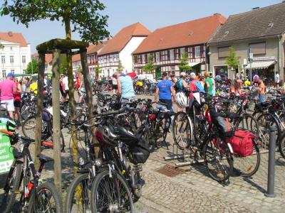 Vorschaubild zur Meldung: Zwischenstopp der Tour de Prignitz in Wusterhausen ließ nur einen Wunsch offen: Wusterhausen soll wieder Etappenziel werden