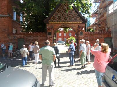 Vor der Haupteinfahrt zum Polizeipräsidium von der SOKO Wismar.