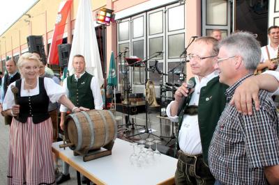 Feuerwehrvorstand Hans Meyrl begrüßt den Duttweiler Winzer Bernd Winkelmann, der das erste Fass Wein gespendet hatte. Winkelmann ist ein langjähriger Freund der Rosenheimer Feuerwehr. Oberbürgermeisterin Gabriele Bauer wartet schon aufs Anstechen des Fass