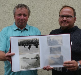 Udo Lorenz (links) und Steffen Tscharnke blicken zurück auf die spannende 90-jährige Geschichte der freiwilligen Feuerwehr der Ortschaft Zens