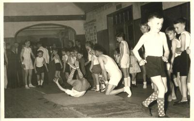 Schauturnen im Gasthaus "Zum Markt" (1956) - Mittlerweile findet dort nur noch die Mitgliederversammlung statt (Bild vergrößern)