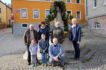 Foto zur Meldung: Marktplatzbrunnen als Osterbrunnen geschmückt