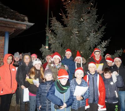 Kinder des Jugendclubs sangen Weihnachtslieder beim Baumanzünden in Göhlen