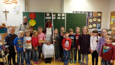 Der Heilige Bischof Nikolaus besucht die erste Klasse