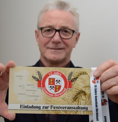 Bernd Nimmich zeigt Einladung und Schlüsselband anlässlich 10 Jahre Gemeinde Bördeland Foto: Heike Liensdorf