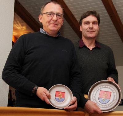 Sönke Jens und Dirk Griese mit kleinem und großem Ehrenteller